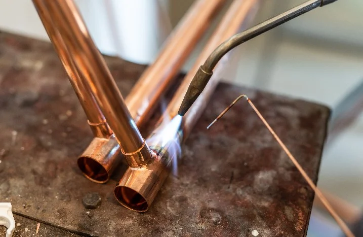 Kupferrohre werden mit einem Lötbrenner verlötet